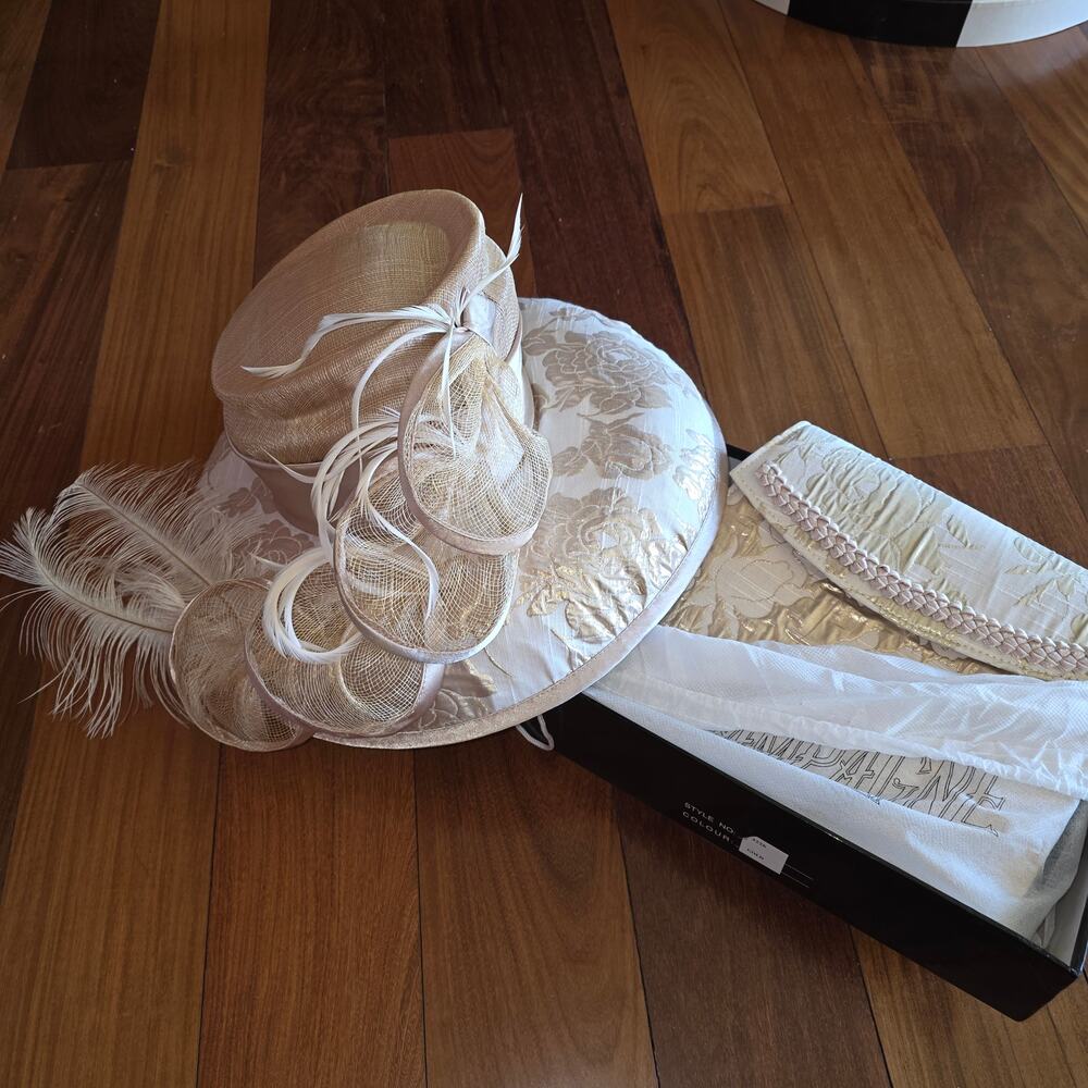 NWT Champagne Italy gold and‎ creme hat with matching purse